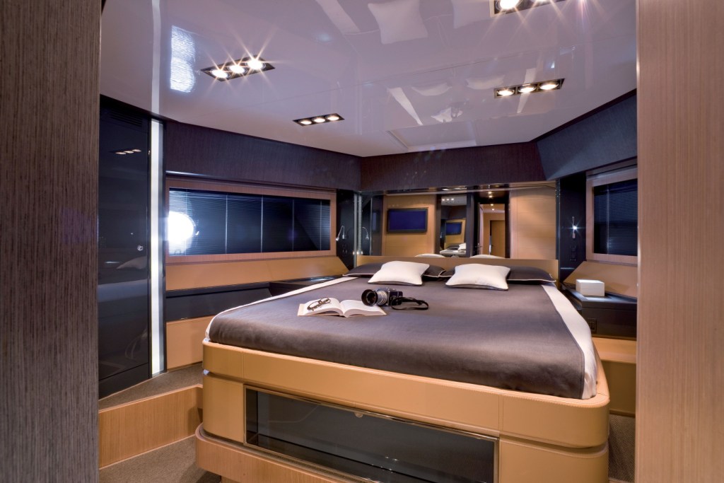 Yacht Riva 86 Domino, Riva Yachts CHARTERWORLD Luxury Superyacht Charters